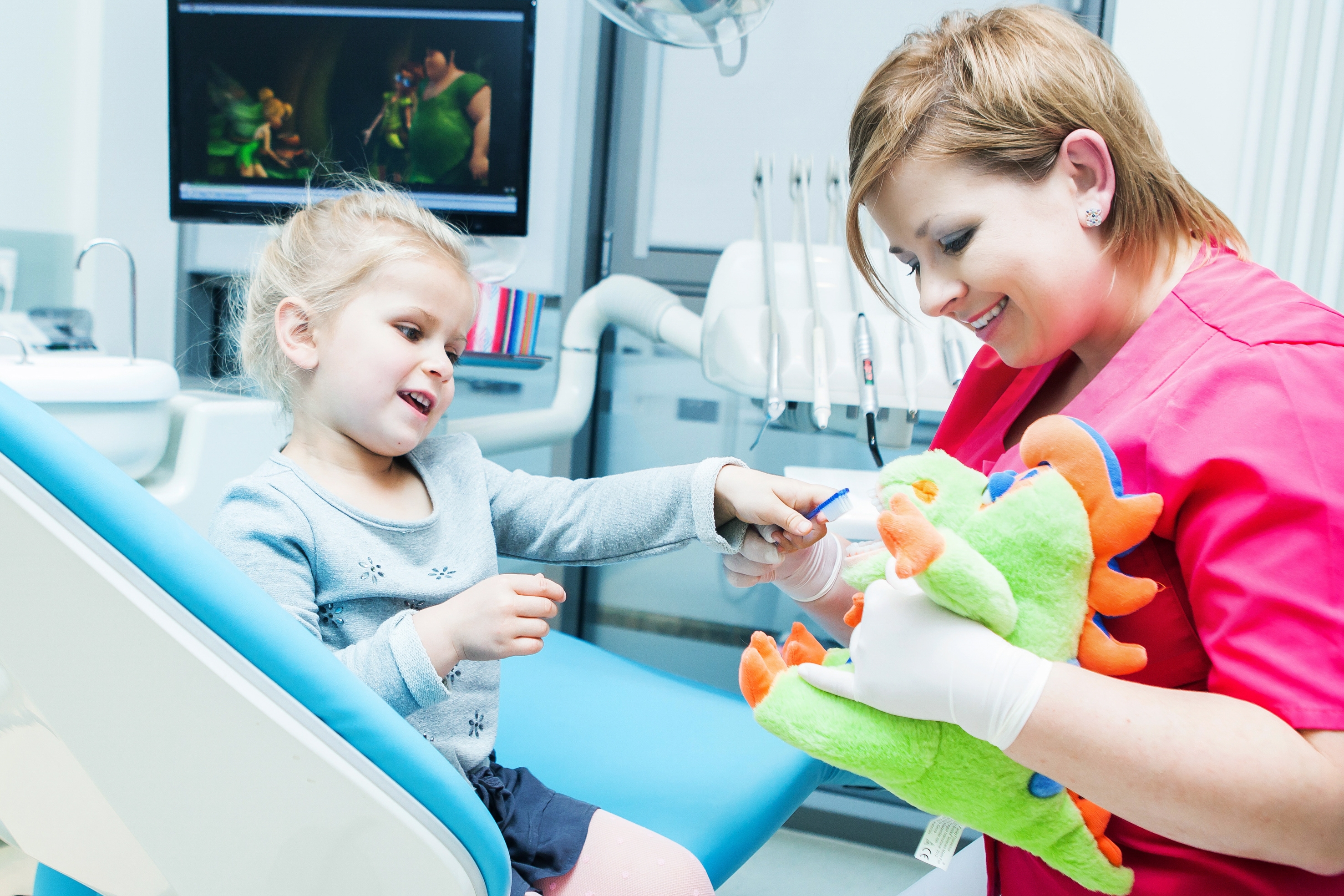 Dentysta i dziecko w gabinecie dentystycznym